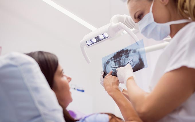 В каких случаях проводится вживление имплантов на передние зубы? Какие ограничения для нее имеются?