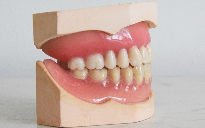 Какие же задачи решает протезирование зубов?