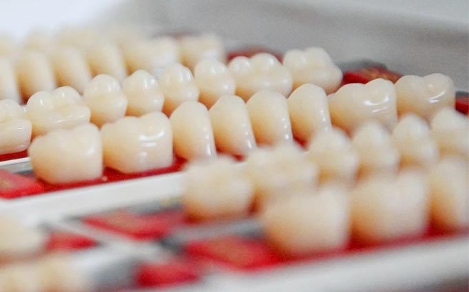 Какие коронки самые лучшие для жевательных зубов?